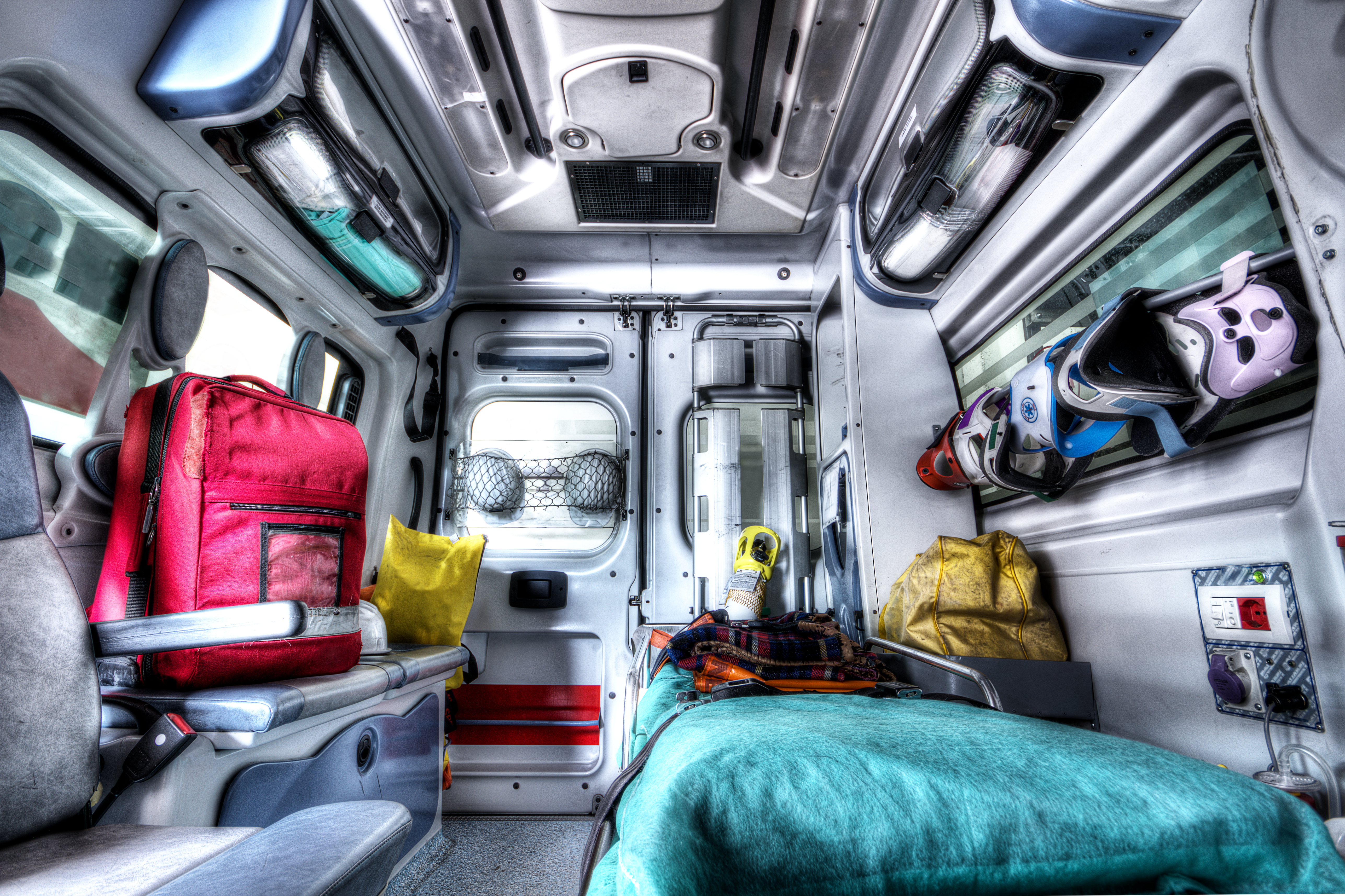 Ambulanza di soccorso, vista dal vano sanitario. Foto in HDR.